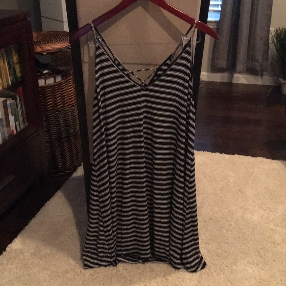 Cute black & white V neck dress w/ cross tie back